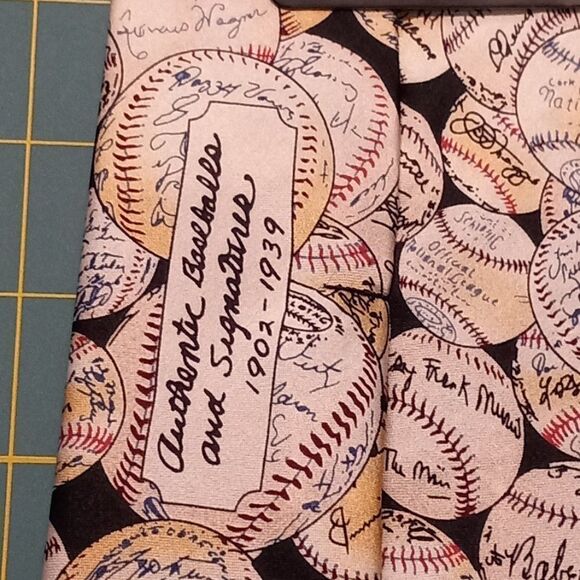 NWT Museum Artifacts all Silk tie - Picture 4 of 6